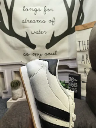 Adidas 黑色白色无鞋带易穿绗缝皮革鞋面室内足球鞋 3
