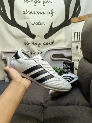 Adidas 黑色白色无鞋带易穿绗缝皮革鞋面室内足球鞋 5