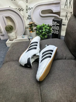 Adidas 黑色白色无鞋带易穿绗缝皮革鞋面室内足球鞋 6