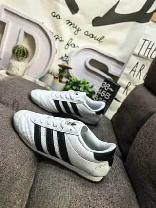 Adidas 黑色白色无鞋带易穿绗缝皮革鞋面室内足球鞋 7