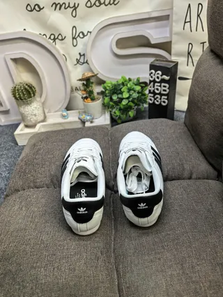 Adidas 黑色白色无鞋带易穿绗缝皮革鞋面室内足球鞋 8