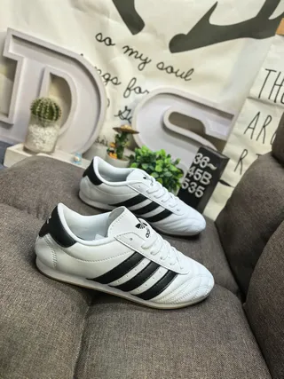 Adidas 黑色白色无鞋带易穿绗缝皮革鞋面室内足球鞋 9