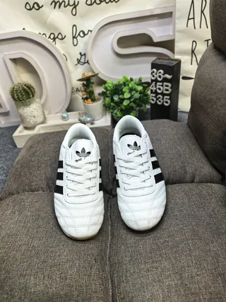 Adidas 黑色白色无鞋带易穿绗缝皮革鞋面室内足球鞋 10
