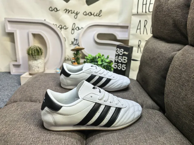 Adidas 黑色白色无鞋带易穿绗缝皮革鞋面室内足球鞋 11