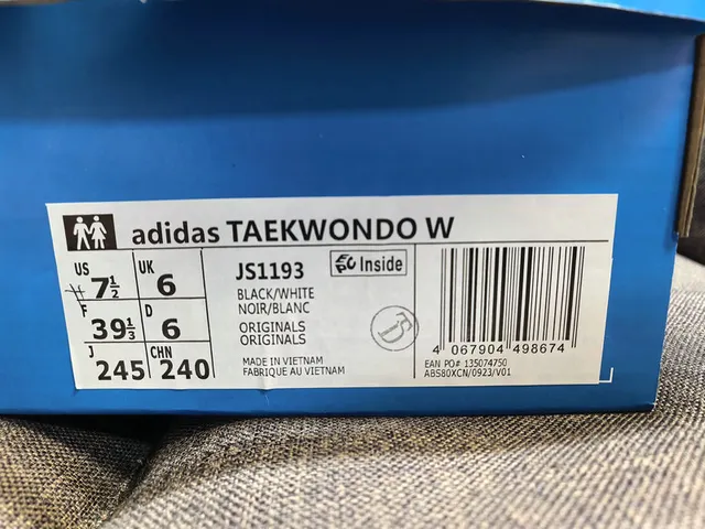 Adidas 黑色白色无鞋带易穿绗缝皮革鞋面室内足球鞋 12