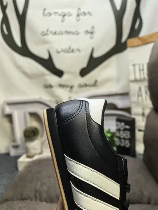 Adidas 黑色白色无鞋带易穿绗缝皮革鞋面室内足球鞋 13