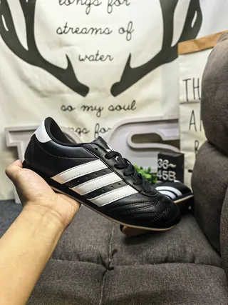Adidas 黑色白色无鞋带易穿绗缝皮革鞋面室内足球鞋 15