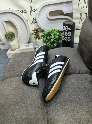 Adidas 黑色白色无鞋带易穿绗缝皮革鞋面室内足球鞋 16