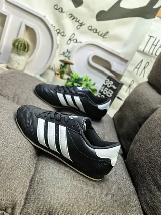 Adidas 黑色白色无鞋带易穿绗缝皮革鞋面室内足球鞋 17