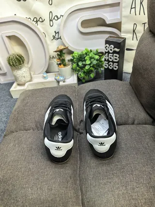 Adidas 黑色白色无鞋带易穿绗缝皮革鞋面室内足球鞋 18