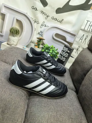 Adidas 黑色白色无鞋带易穿绗缝皮革鞋面室内足球鞋 19