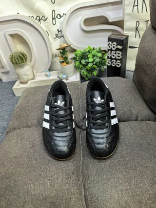 Adidas 黑色白色无鞋带易穿绗缝皮革鞋面室内足球鞋 20