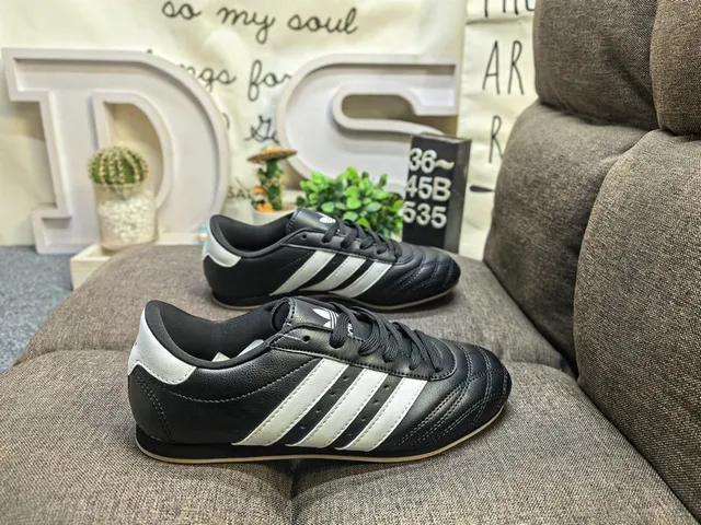 Adidas 黑色白色无鞋带易穿绗缝皮革鞋面室内足球鞋 21