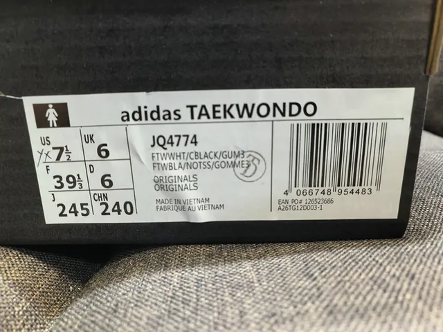 Adidas 黑色白色无鞋带易穿绗缝皮革鞋面室内足球鞋 22