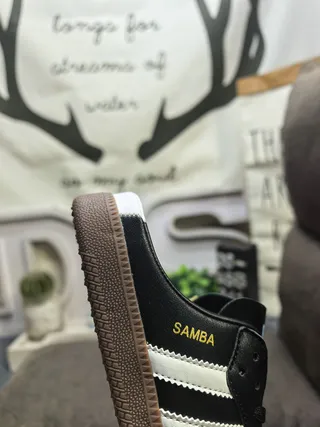 Adidas Tênis Lifestyle de Couro Preto e Branco com Painel Lateral de Três Listras 3