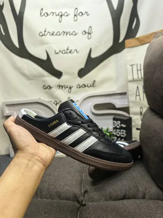 Adidas Tênis Lifestyle de Couro Preto e Branco com Painel Lateral de Três Listras 5
