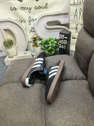 Adidas Tênis Lifestyle de Couro Preto e Branco com Painel Lateral de Três Listras 6