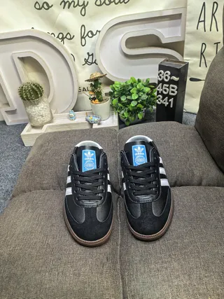 Adidas Tênis Lifestyle de Couro Preto e Branco com Painel Lateral de Três Listras 10