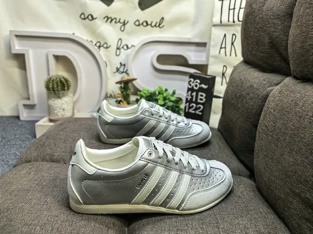 Adidas কালো সাদা লো-টপ লেদার আপার লাইফস্টাইল স্নিকার 21