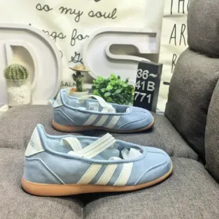 Adidas أحذية رياضية لون أزرق بيج بدون أحزمة سهلة الارتداء مع لوحة جانبية ثلاث خطوط أسلوب حياة