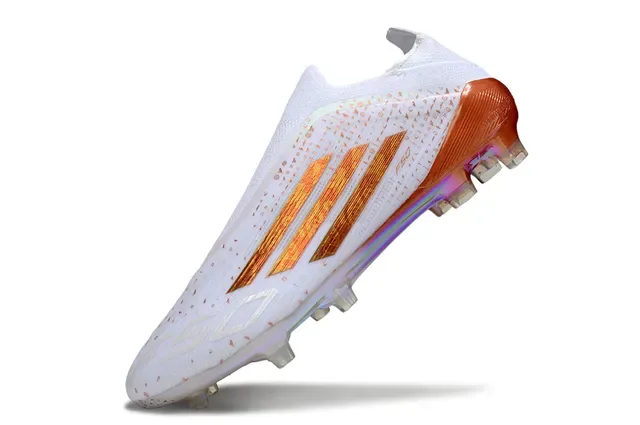Adidas F50 Blanc Orange Chaussures de Football à Coupe Basse Haut en Tricot Semelle Iridescente Holographique pour Terrain Ferme 3