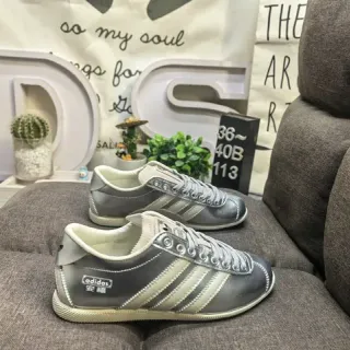 Adidas حذاء رياضي أسلوب حياة مع جزء علوي من جلد معدني رمادي بيج وثلاث شرائط أبيض فاتح