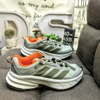 Adidas حذاء رياضي سميك رمادي وبرتقالي مع وسادة وسطية ولوح جانبي بثلاث شرائط