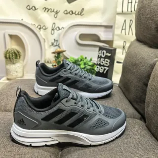 Adidas Tênis de Corrida Cinza Branco com Upper de Malha Respirável e Branding de Três Faixas Laterais