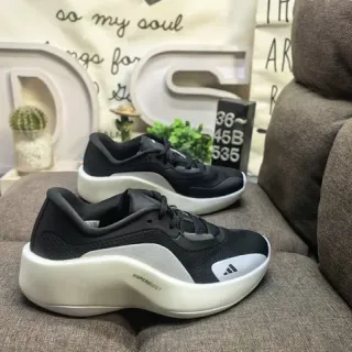 Adidas Hyperboost أسود وأبيض لايف ستايل سنيكرز