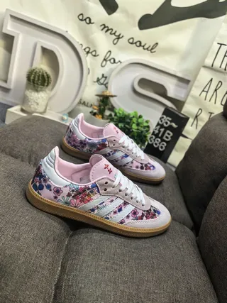 Adidas Zapatillas Lifestyle Rosa Multicolor con estampado floral en la parte superior suela de goma 9