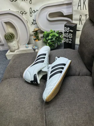 Adidas Samba মেটালিক রূপালী এবং ক্রিম ইনডোর ফুটবল জুতা 16