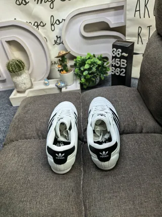 Adidas Samba মেটালিক রূপালী এবং ক্রিম ইনডোর ফুটবল জুতা 18