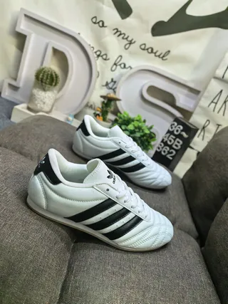 Adidas Samba মেটালিক রূপালী এবং ক্রিম ইনডোর ফুটবল জুতা 19