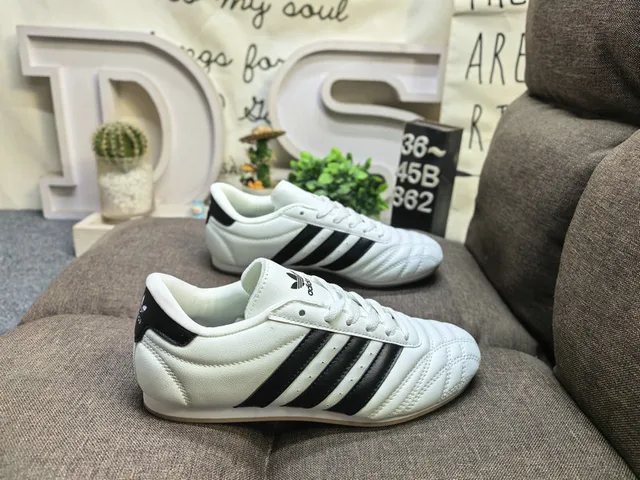 Adidas Samba মেটালিক রূপালী এবং ক্রিম ইনডোর ফুটবল জুতা 21