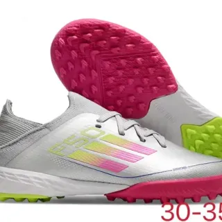 Adidas Chaussures de soccer turf à design de rayures dégradées argent rose, empeigne tricotée à coupe basse