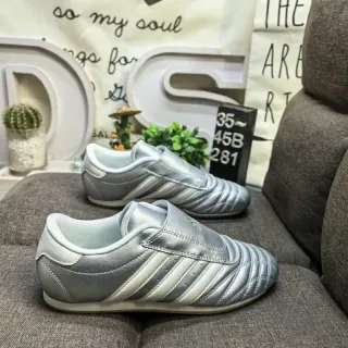 Adidas Zapatillas de fútbol indoor plateadas blancas sin cordones slip-on con caja del dedo acolchada