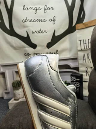Adidas Zapatillas de fútbol indoor plateadas blancas sin cordones slip-on con caja del dedo acolchada 3