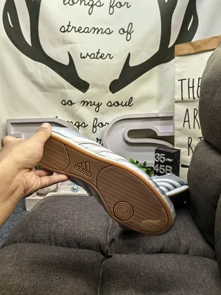 Adidas Zapatillas de fútbol indoor plateadas blancas sin cordones slip-on con caja del dedo acolchada 4