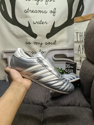 Adidas Zapatillas de fútbol indoor plateadas blancas sin cordones slip-on con caja del dedo acolchada 5