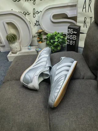 Adidas Zapatillas de fútbol indoor plateadas blancas sin cordones slip-on con caja del dedo acolchada 6