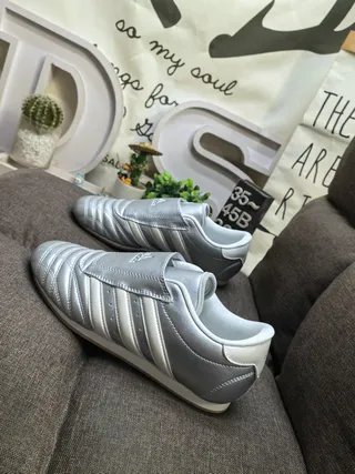 Adidas Zapatillas de fútbol indoor plateadas blancas sin cordones slip-on con caja del dedo acolchada 7