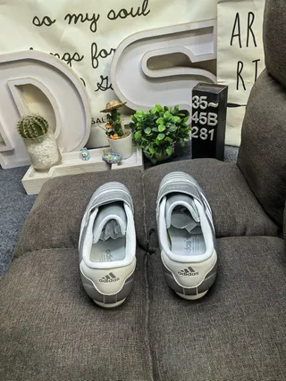 Adidas Zapatillas de fútbol indoor plateadas blancas sin cordones slip-on con caja del dedo acolchada 8