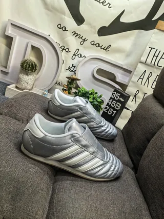 Adidas Zapatillas de fútbol indoor plateadas blancas sin cordones slip-on con caja del dedo acolchada 9