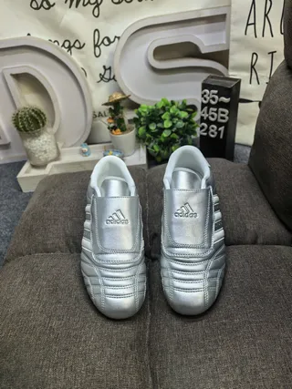 Adidas Zapatillas de fútbol indoor plateadas blancas sin cordones slip-on con caja del dedo acolchada 10