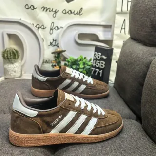 Adidas Spezial حذاء رياضي بني سويدي مع شريط أبيض