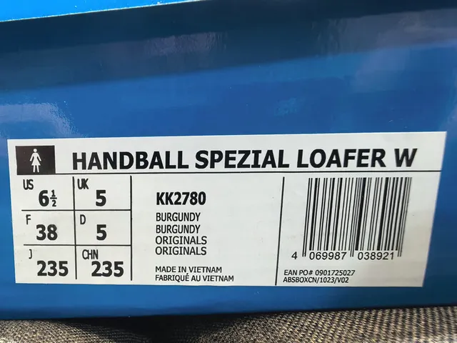 Adidas Spezial बर्गंडी सुड लोफर 2