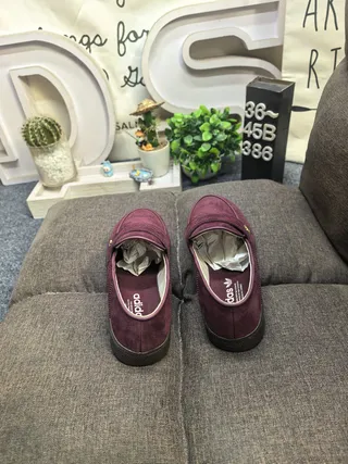 Adidas Spezial बर्गंडी सुड लोफर 8