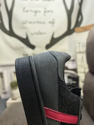 Adidas Superstar 黑色和红色天鹅绒生活方式运动鞋 3