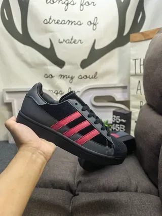 Adidas Superstar 黑色和红色天鹅绒生活方式运动鞋 5