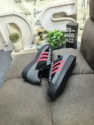 Adidas Superstar 黑色和红色天鹅绒生活方式运动鞋 6